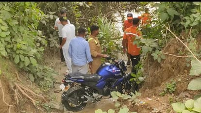 Bijnor: No trace of Shiv devotees who fell in Ganganahar, angry friends blocked Saravanpur canal bridge
