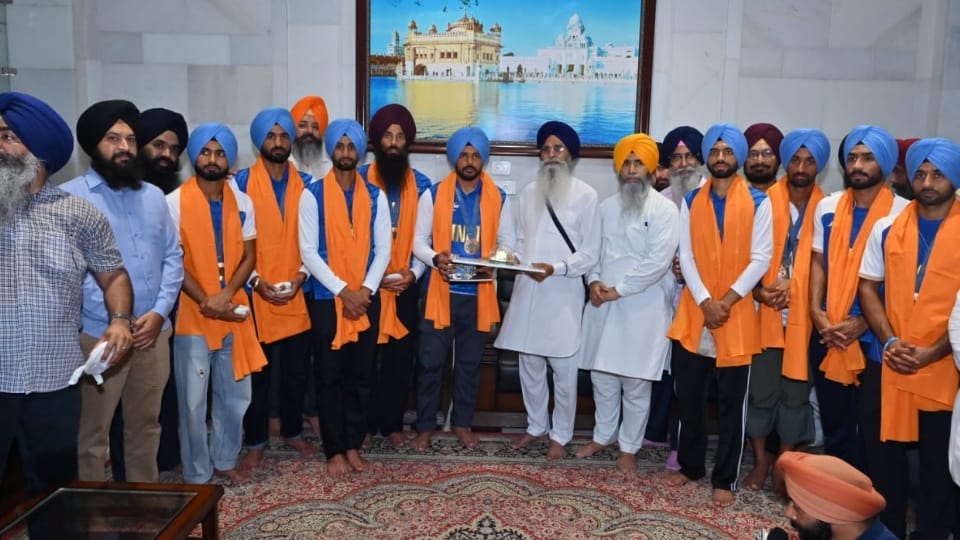Paris Olympics 2024 Indian hockey team reached Amritsar grand welcome players go to Golden Temple