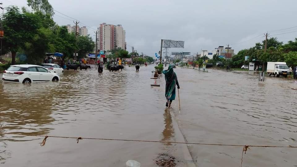 Weather Update Rain in Delhi-NCR, roads filled with water