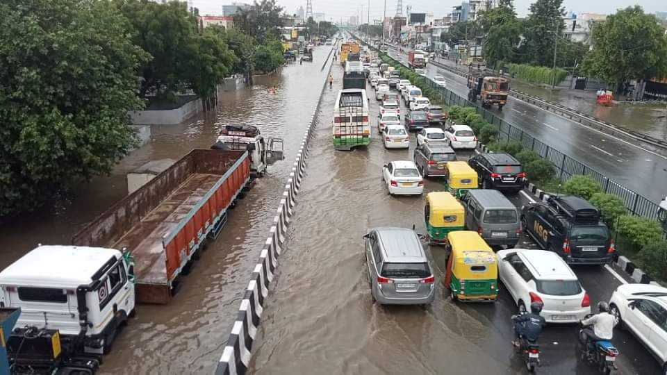 Weather Update Rain in Delhi-NCR, roads filled with water