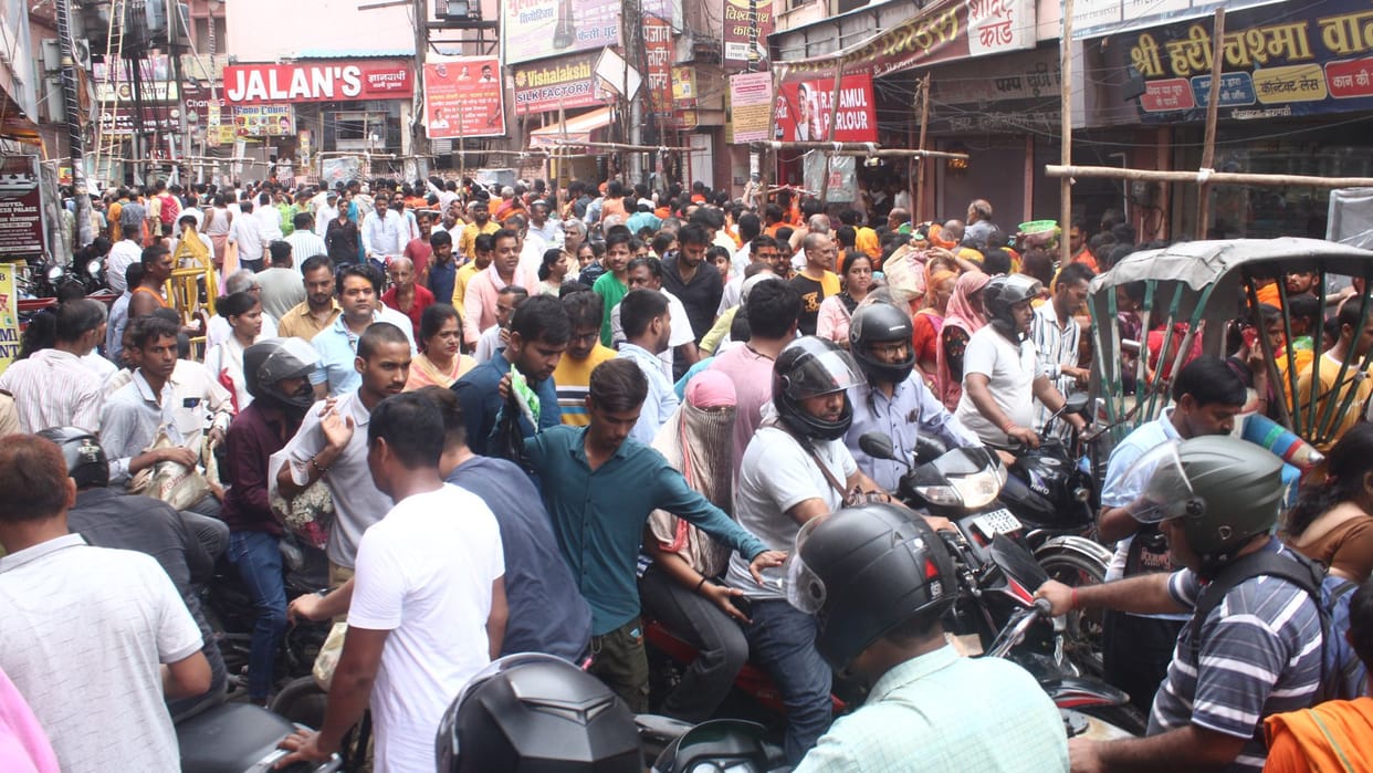 electric current in steel railing near Shri Kashi Vishwanath Dham devotees troubled