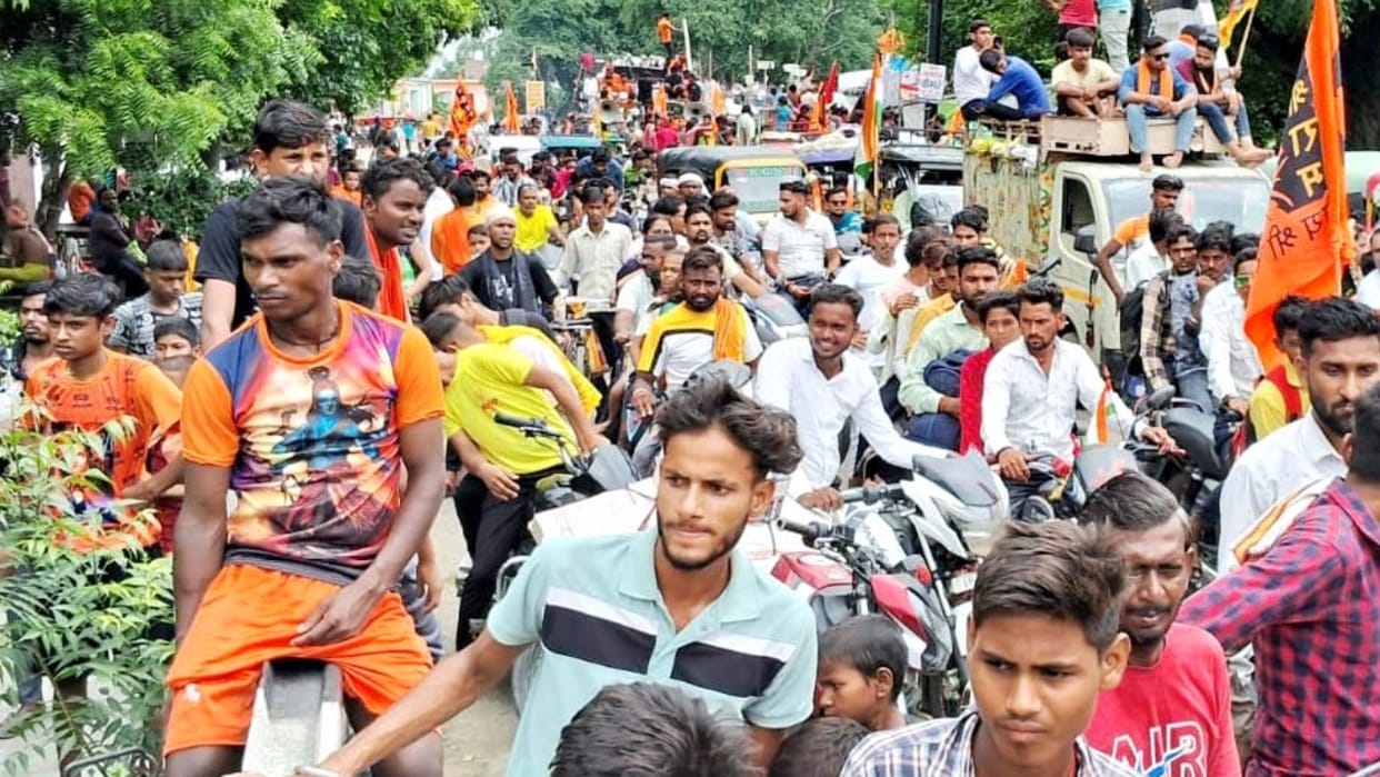 Crowd of Kanwariyas caused jam on the highway from Kachla Gangaghat in budaun