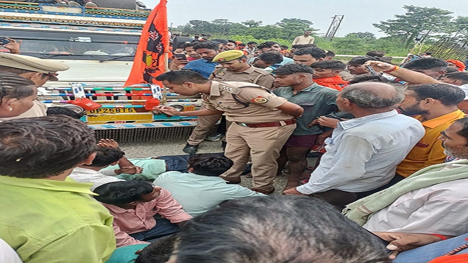 Bijnor: No trace of Shiv devotees who fell in Ganganahar, angry friends blocked Saravanpur canal bridge