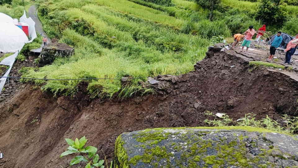 Uttarakhand Heavy landslide due to rain in Tungnath valley Kund bridge connecting Kedar valley is in danger