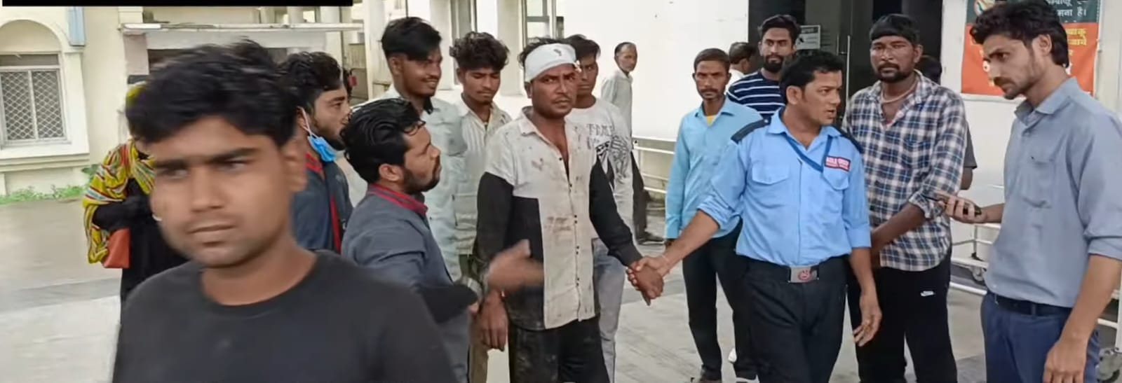 आत्महत्या से पहले युवक को पकड़े खड़े सुरक्षाकर्मी।