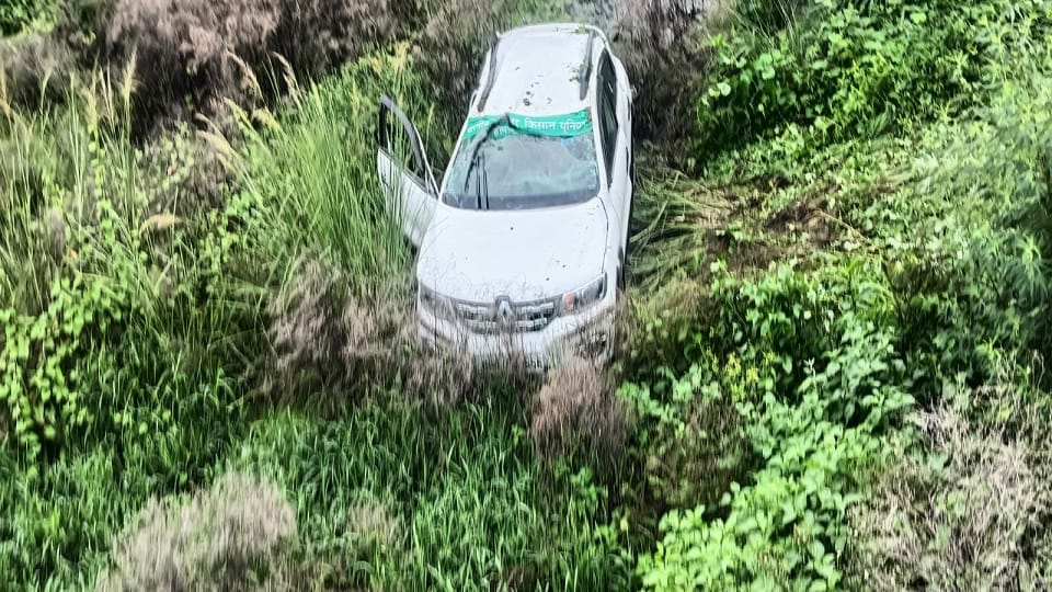 car broke the divider and overturned in a ditch on Aligarh-Palwal highway