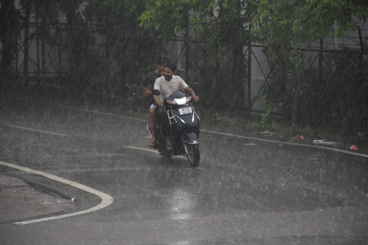 UP News: Heavy rain possible in many parts in Uttar Pradesh.