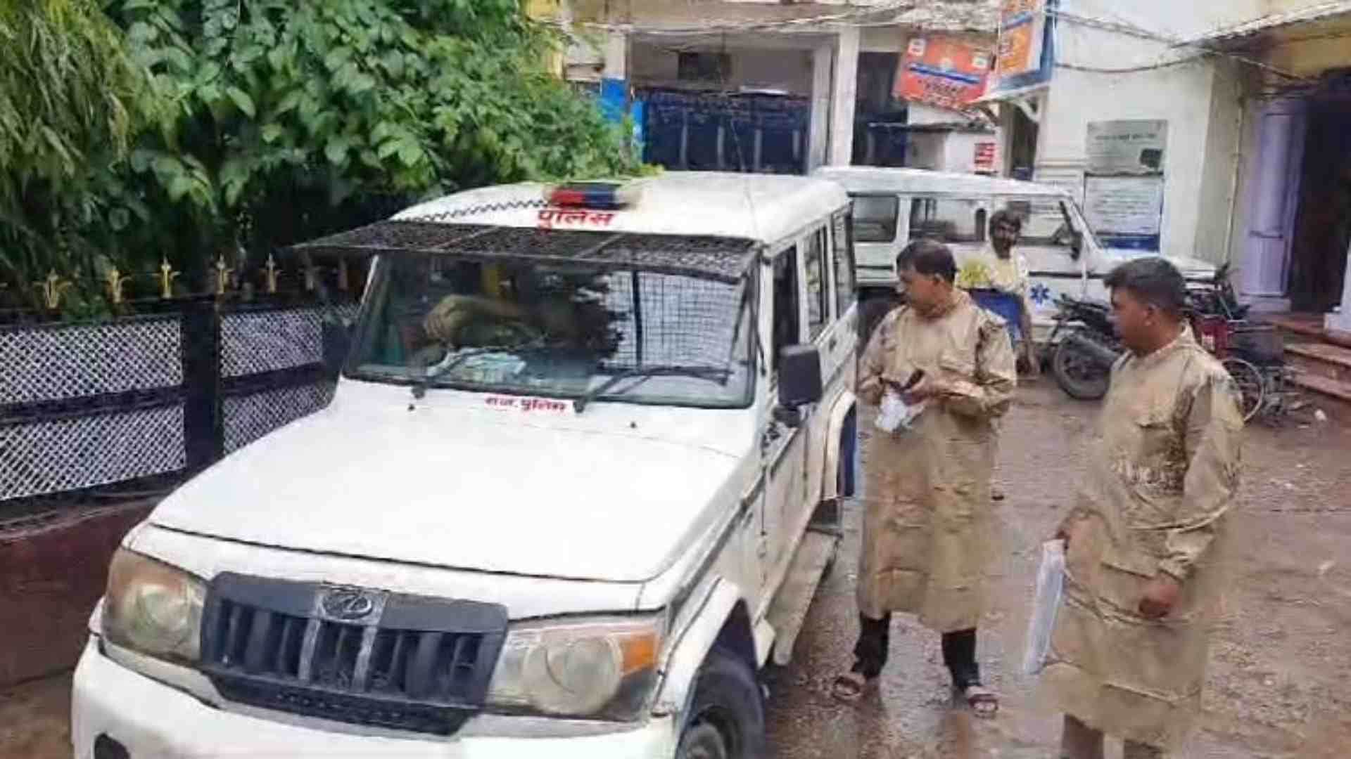 मौके पर कार्रवाई करती पुलिस।