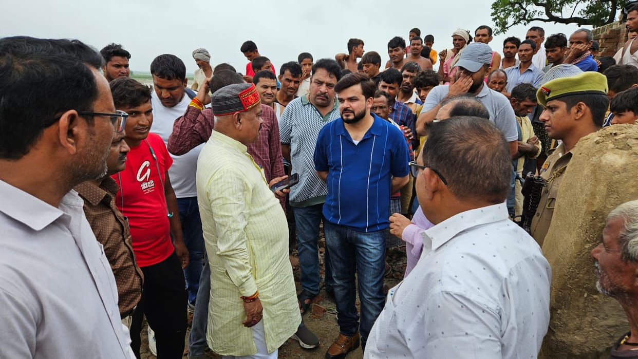 Shravasti: The erosion of Rapti river became fatal, people are demolishing their own houses, MLA and DM reache