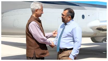 मालदीव के विदेश मंत्री से मिलते भारतीय विदेश मंत्री