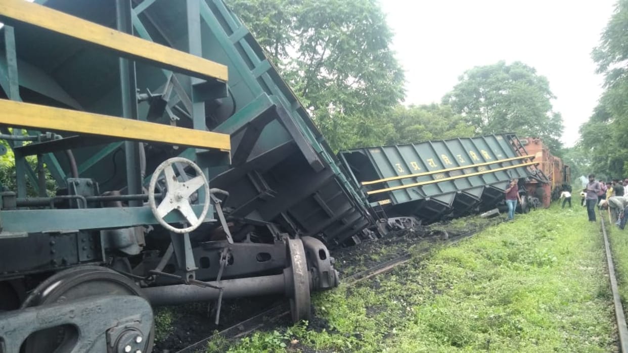 Two wagons of goods train carrying coal derailed in Sonbhadra