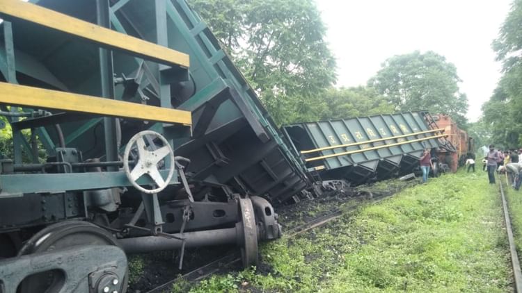 Sonbhadra News: कोयला लेकर जा रही मालगाड़ी के दो वैगन डिरेल, इंजन भी बेपटरी; पावर प्रोजेक्ट में मची खलबली