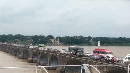Omkareshwar: During darshan, two parties clashed in the temple, fierce kicking and punching took place.