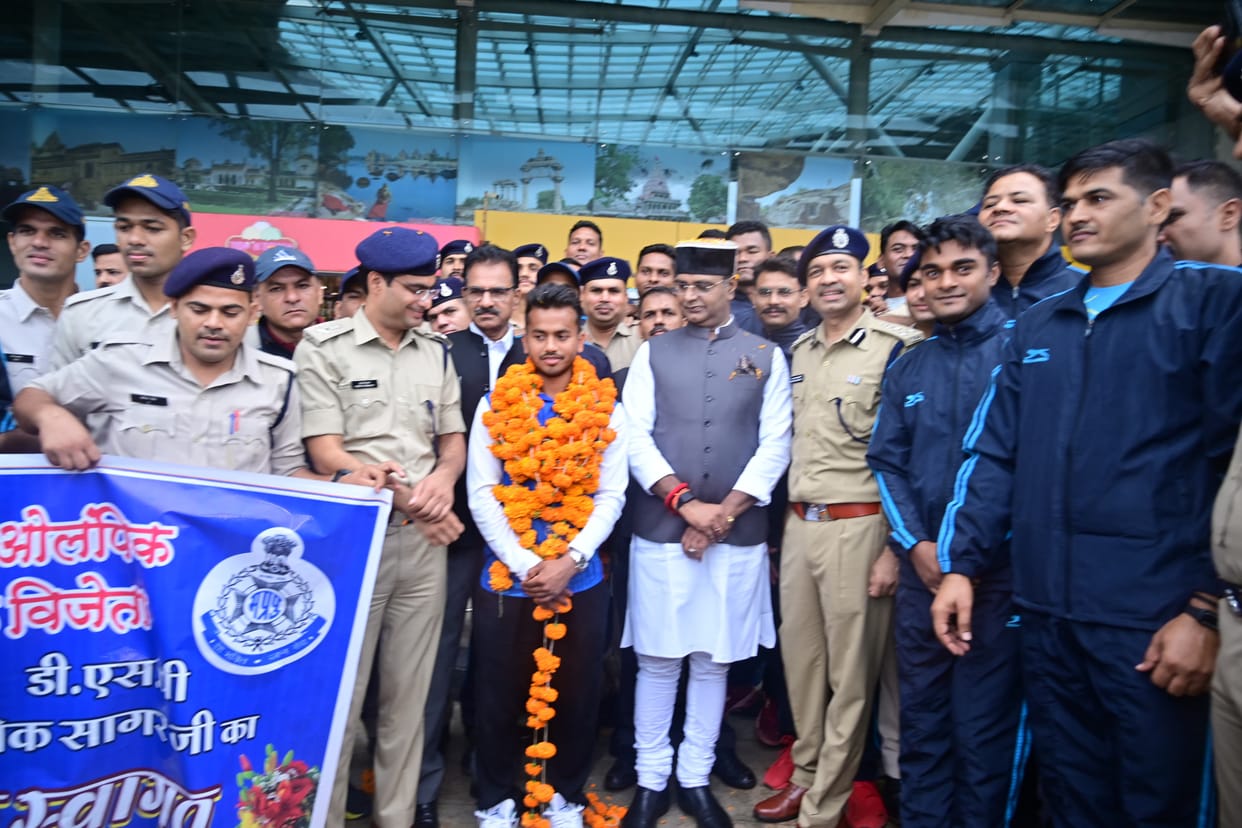 MP News: Olympic medal winner Vivek Sagar reached Bhopal, Minister Vishwas Sarang welcomed him at the airport.