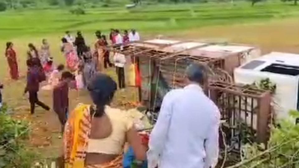 girl died and 12 people injured when pickup overturned in Kabirdham