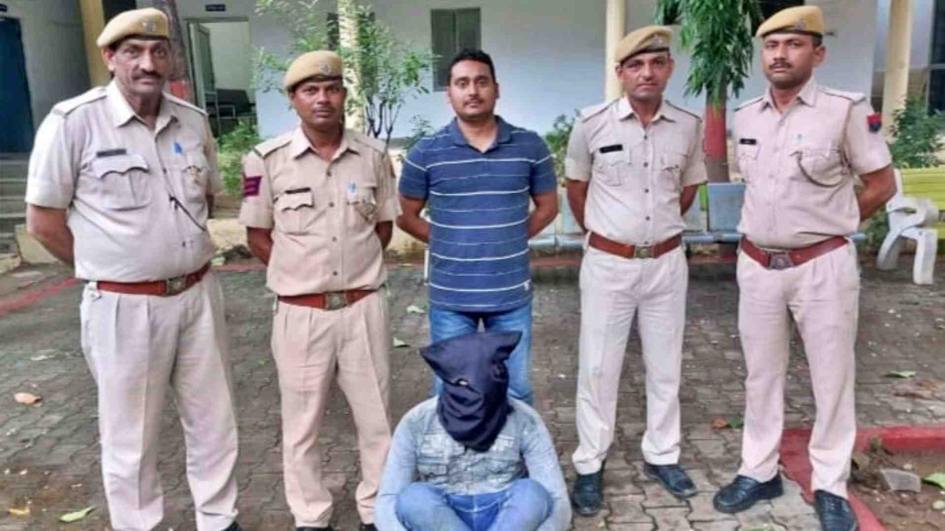 पुलिस की गिरफ्त में आरोपी।