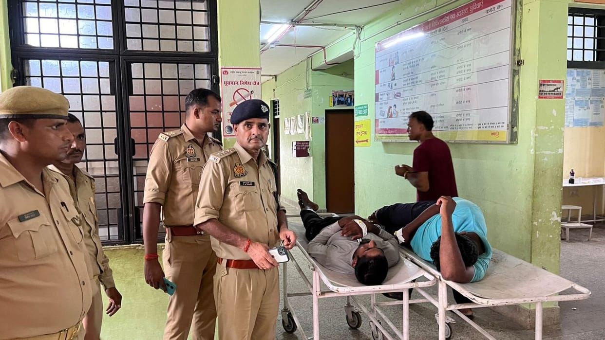 miscreants snatched pistol of inspector and opened fire on police in chandauli