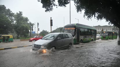 Heavy rain in Chandigarh road full of water vehicles stuck photo gallery