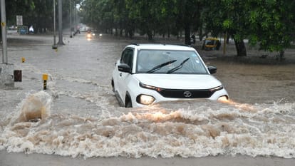 Heavy rain in Chandigarh road full of water vehicles stuck photo gallery