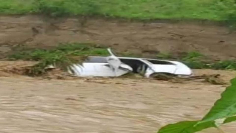 10 people washed away in rain water along with Inova car in Hoshiarpur six bodies recovered