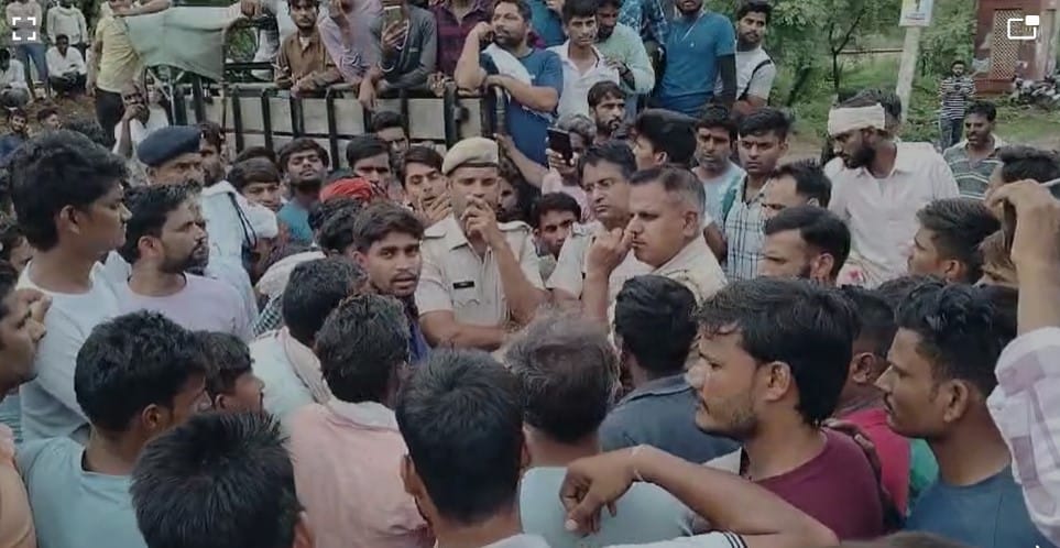प्रदर्शन करते लोग