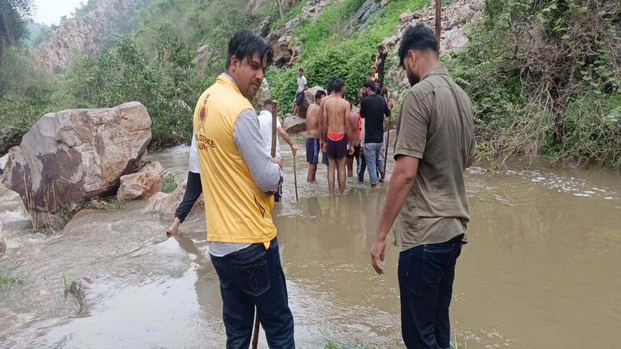 Alwar: Due to leakage of dam, water came rapidly in Nadleshwar, police rescued people trapped in the drain