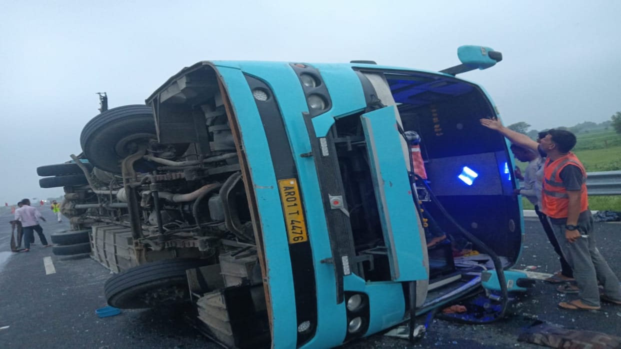 Dausa: Road accident again on Delhi-Mumbai Expressway, bus overturns due to steering failure, 13 injured