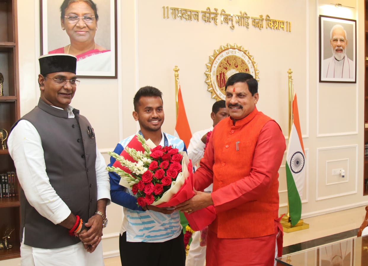MP News: CM Dr. Yadav honored international player Vivek Sagar.