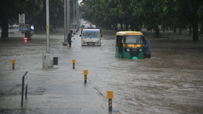 Heavy rain in Chandigarh road full of water vehicles stuck photo gallery