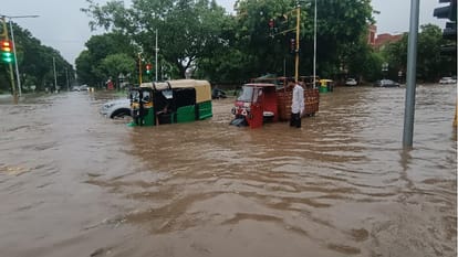 Heavy rain in Chandigarh road full of water vehicles stuck photo gallery