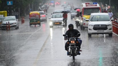 Heavy rain in Chandigarh road full of water vehicles stuck photo gallery