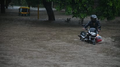 Heavy rain in Chandigarh road full of water vehicles stuck photo gallery