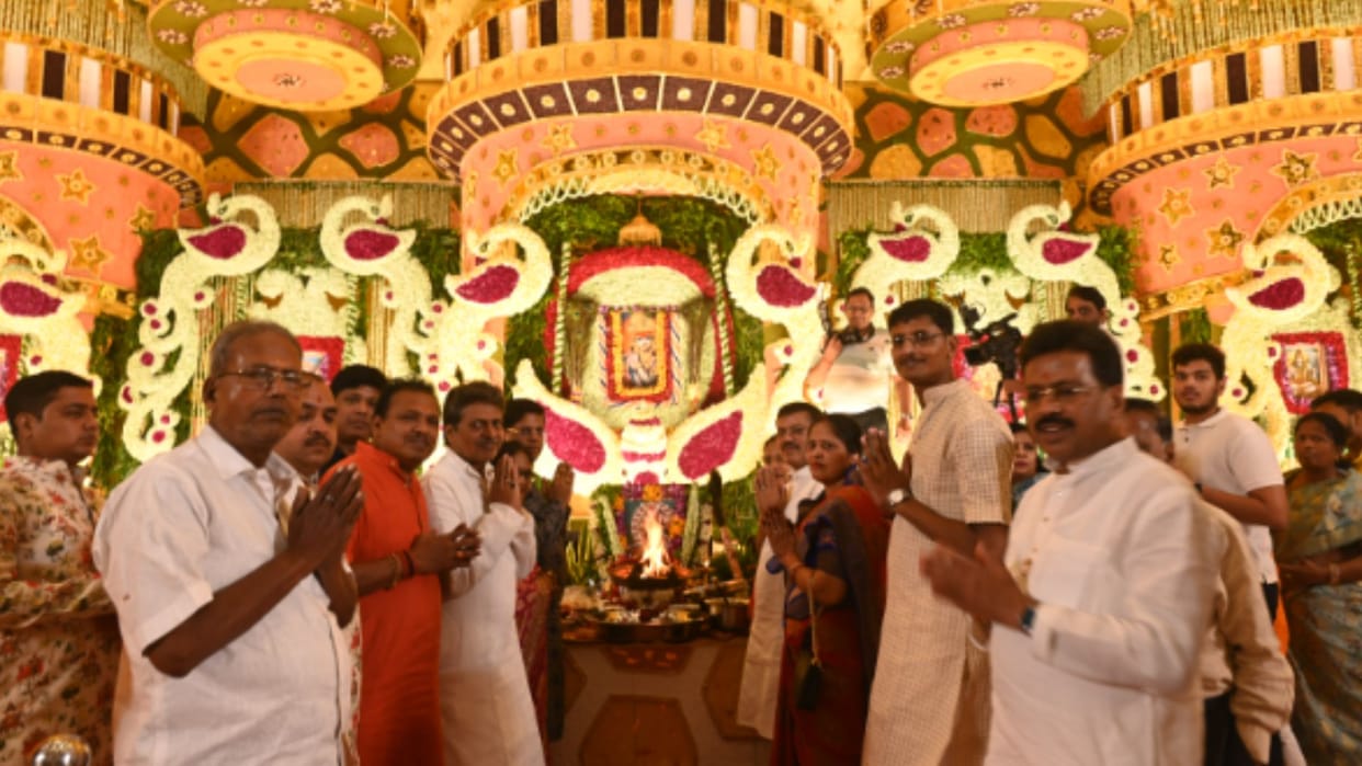 Lord Shyam Temple decorated with Shrianna for first time in Kashi