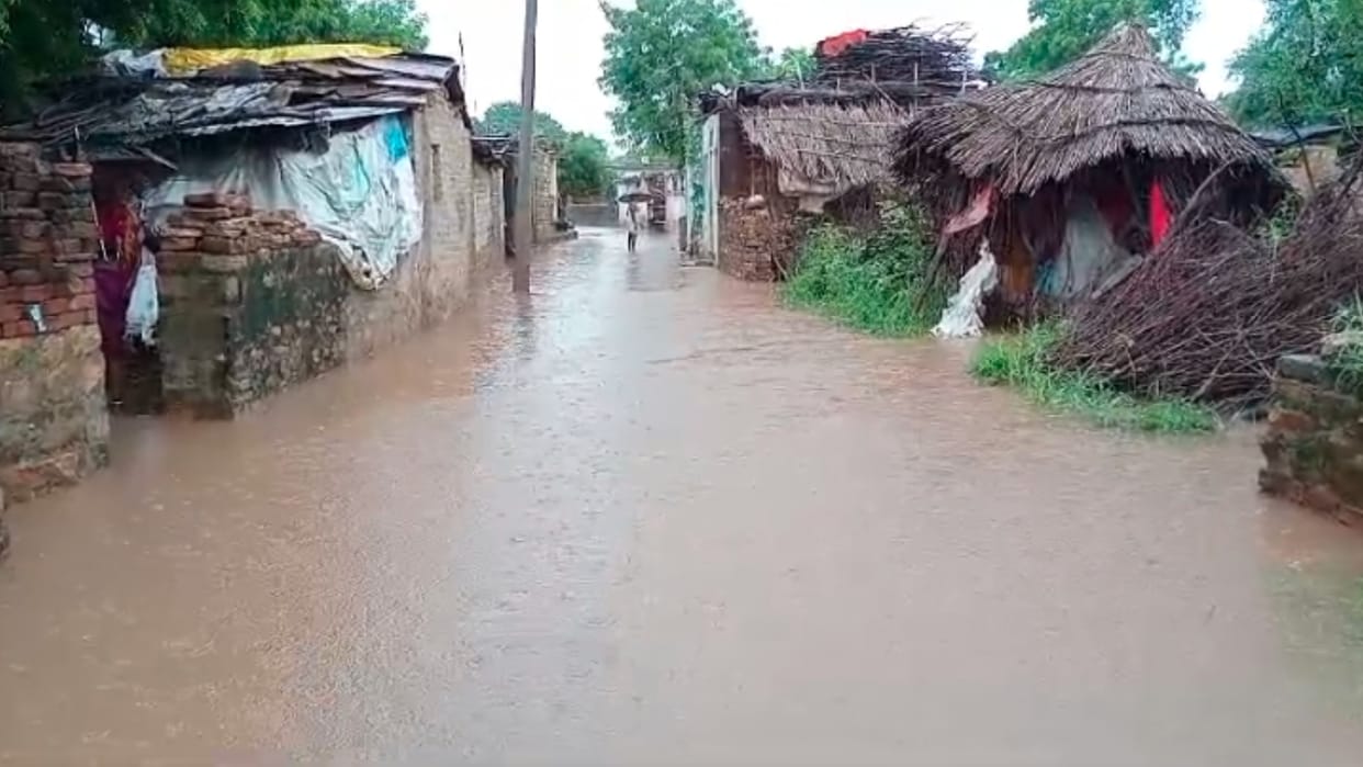 Sheopur: Bichpuri's condition is bad due to heavy rains, 70-80 houses filled with water