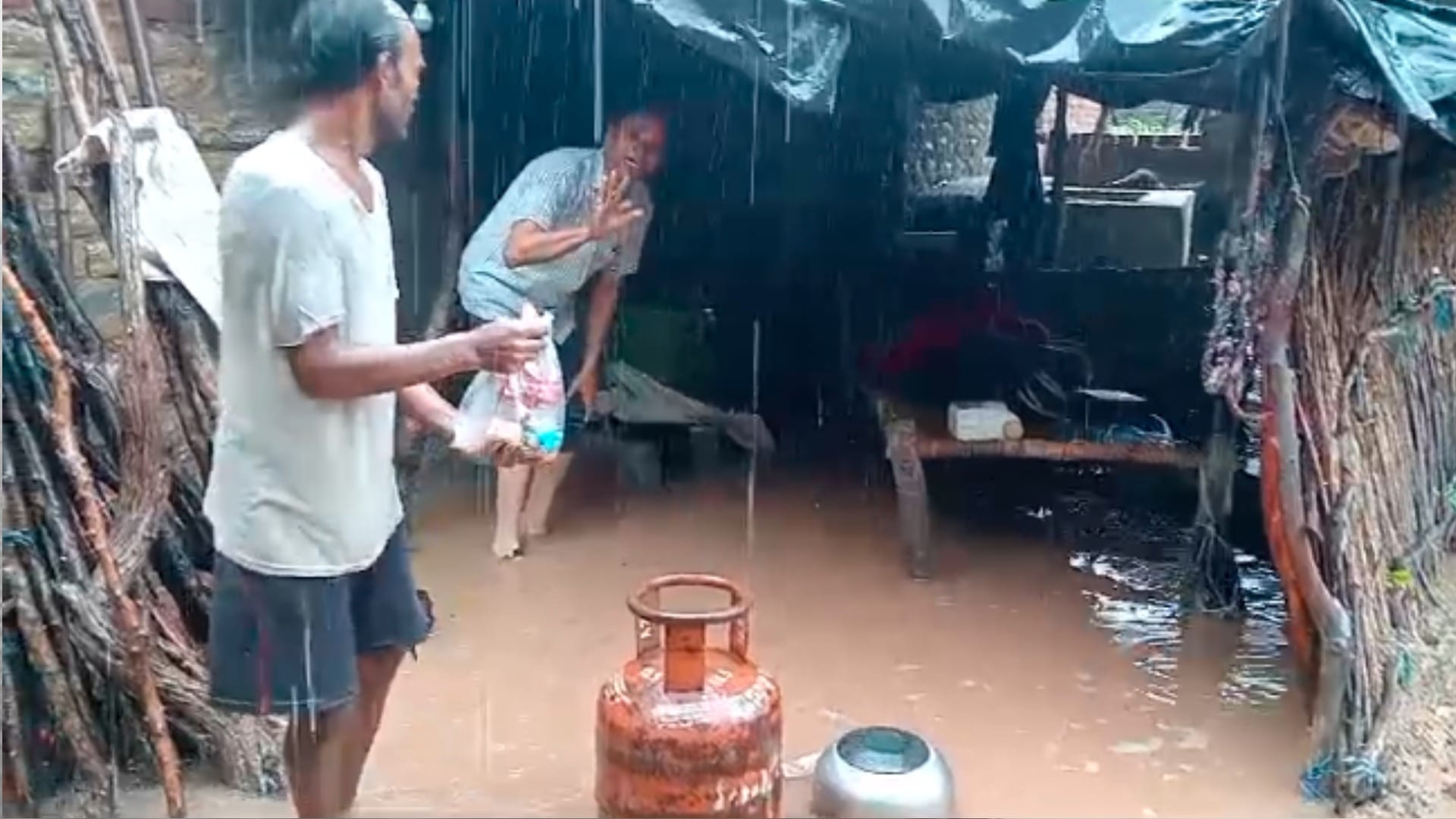Sheopur: Bichpuri's condition is bad due to heavy rains, 70-80 houses filled with water
