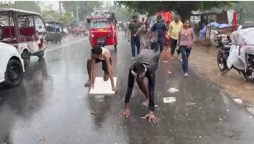 Great faith in rain Enthusiasm of devotees in Dandavati Parikrama of Govardhan
