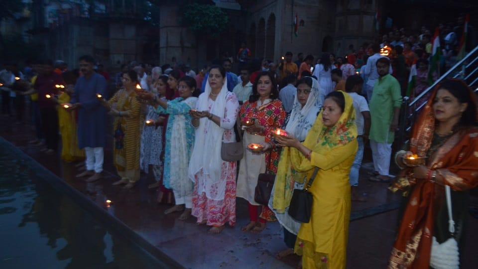 Maa Tujhe Pranam Amar Ujala Abhiyan Started Ek Deep Desh Ke Naam People Gathered At Kailash Ghat