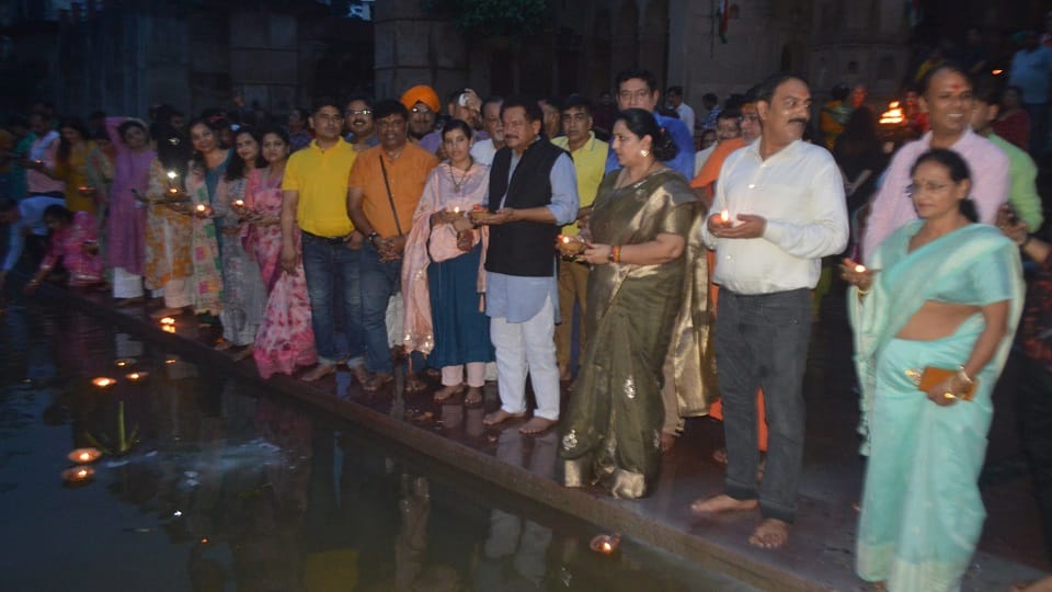 Maa Tujhe Pranam Amar Ujala Abhiyan Started Ek Deep Desh Ke Naam People Gathered At Kailash Ghat