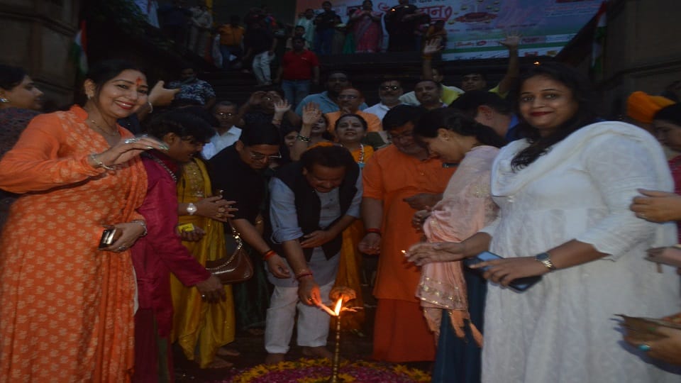 Maa Tujhe Pranam Amar Ujala Abhiyan Started Ek Deep Desh Ke Naam People Gathered At Kailash Ghat