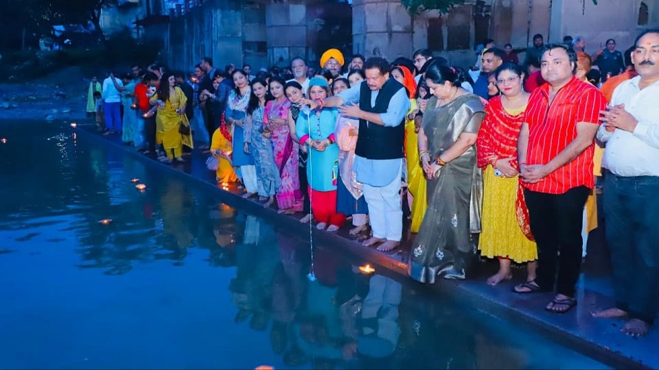 Maa Tujhe Pranam Amar Ujala Abhiyan Started Ek Deep Desh Ke Naam People Gathered At Kailash Ghat