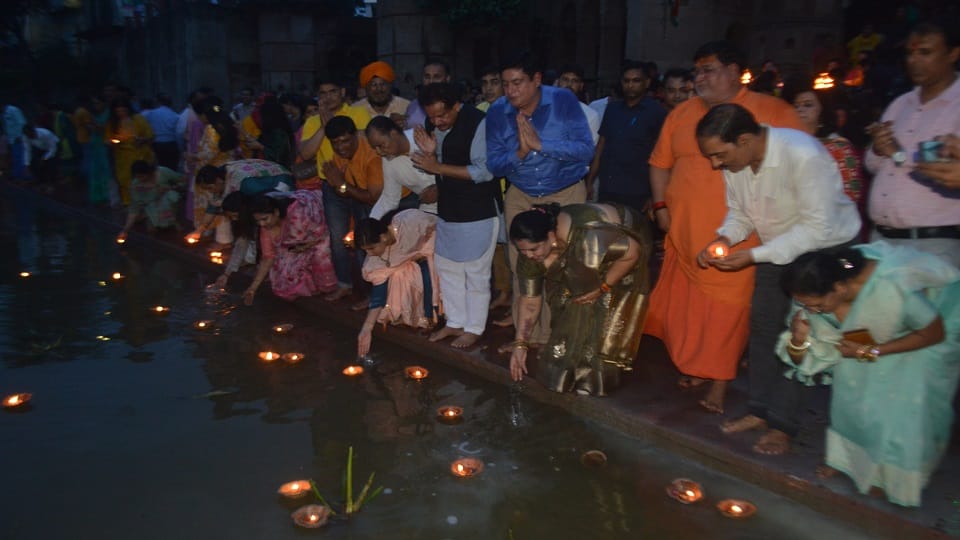 Maa Tujhe Pranam Amar Ujala Abhiyan Started Ek Deep Desh Ke Naam People Gathered At Kailash Ghat