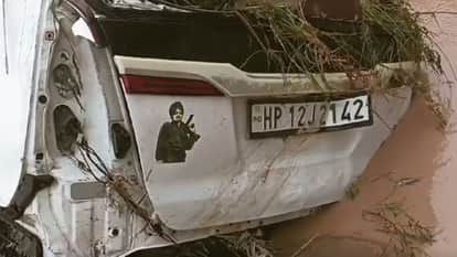 दुर्घटनाग्रस्त इनोवा गाड़ी।