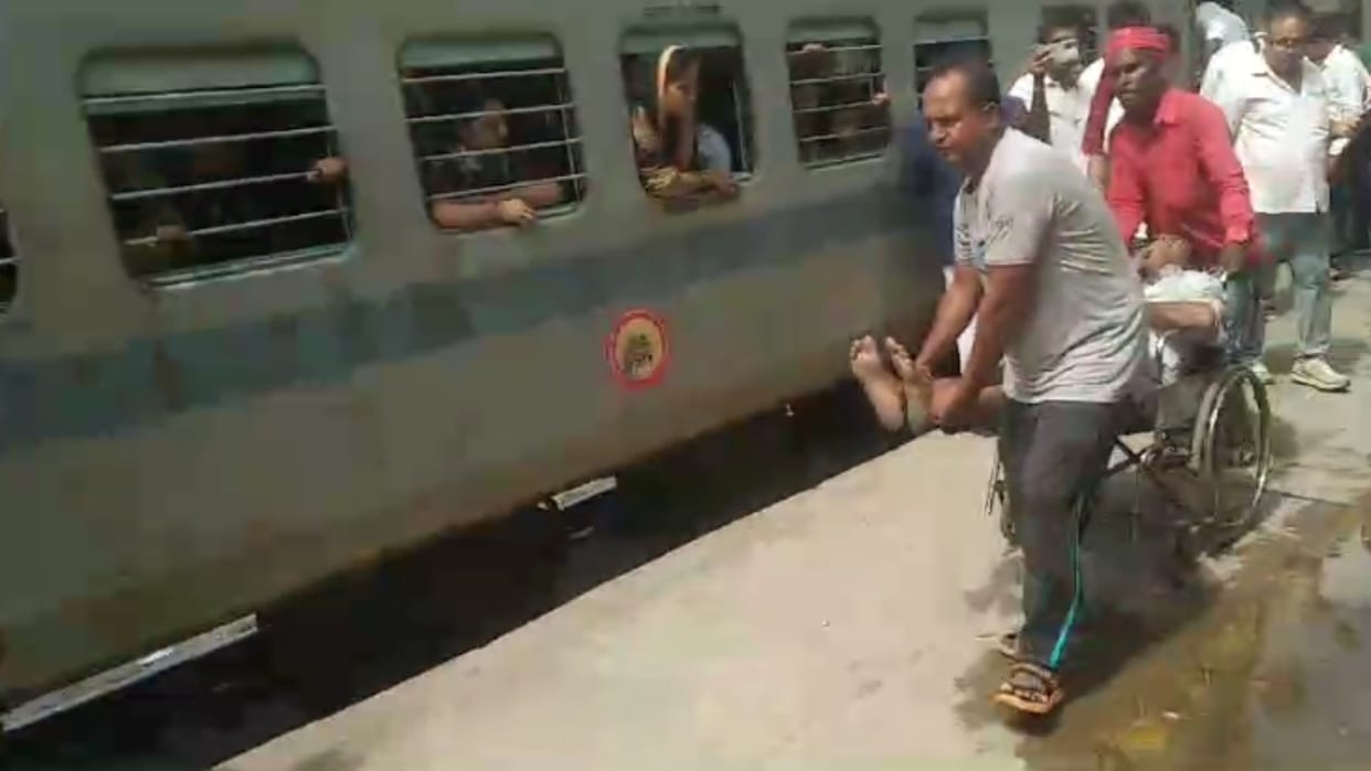Panic spread in Punjab Mail train due to rumor of fire 20 passengers injured