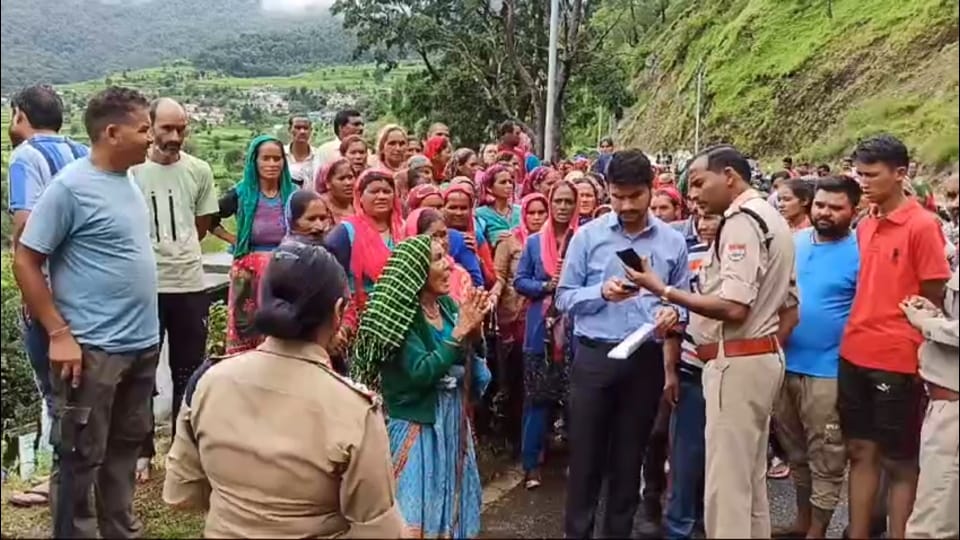 Chamoli News Villagers protest against liquor shop open in Lolti village