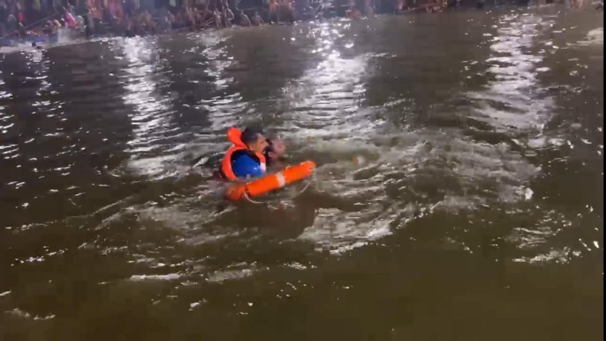 Barabanki: PAC jawan saved life of a man drowning in Mahadeva Sarovar.