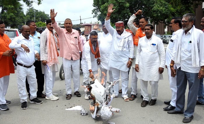 BJP members expressed displeasure against Bangladesh and burnt an effigy in azamgarh