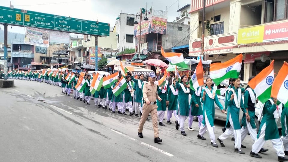 Students waved the tricolor even in heavy rain in champawat and pithoragarh
