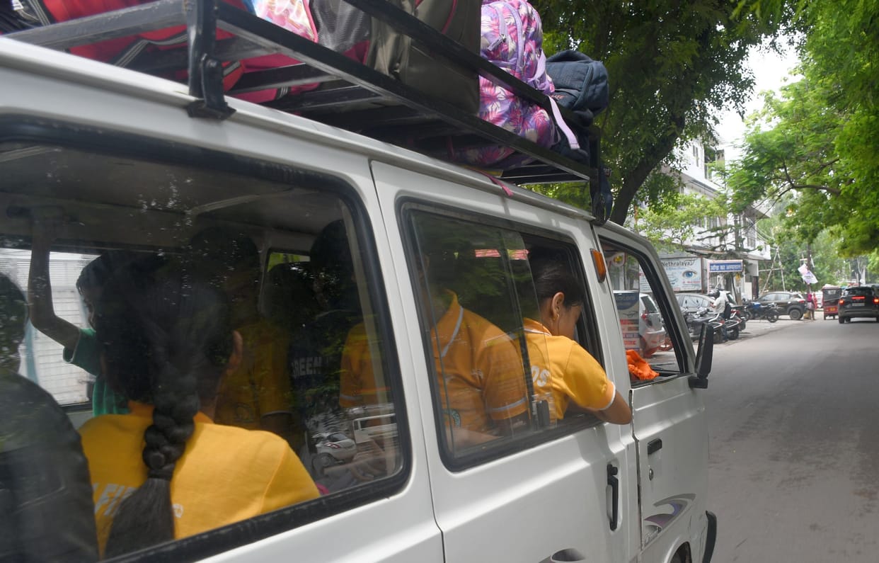 Lucknow: Children are going to school in more than 8200 'ghost' vehicles, neither are they registered in RTO,