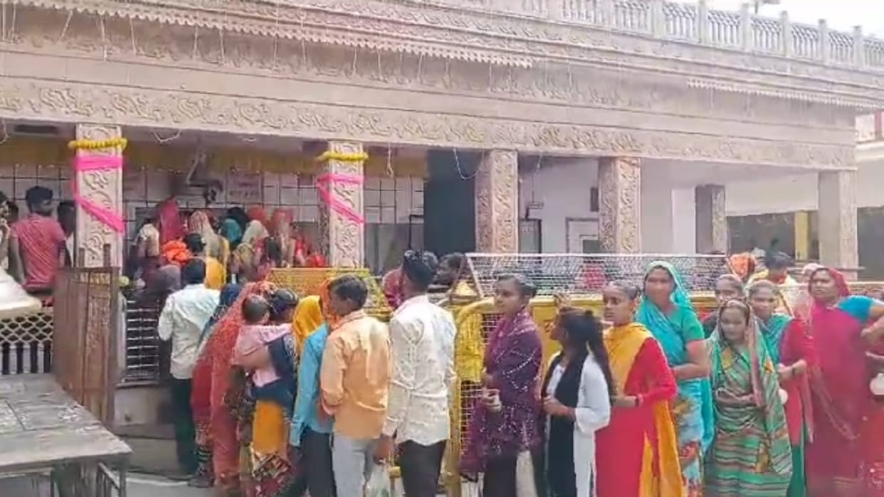 devotees gathered for Jalabhishek in Shiva temples on Sawan Somwar