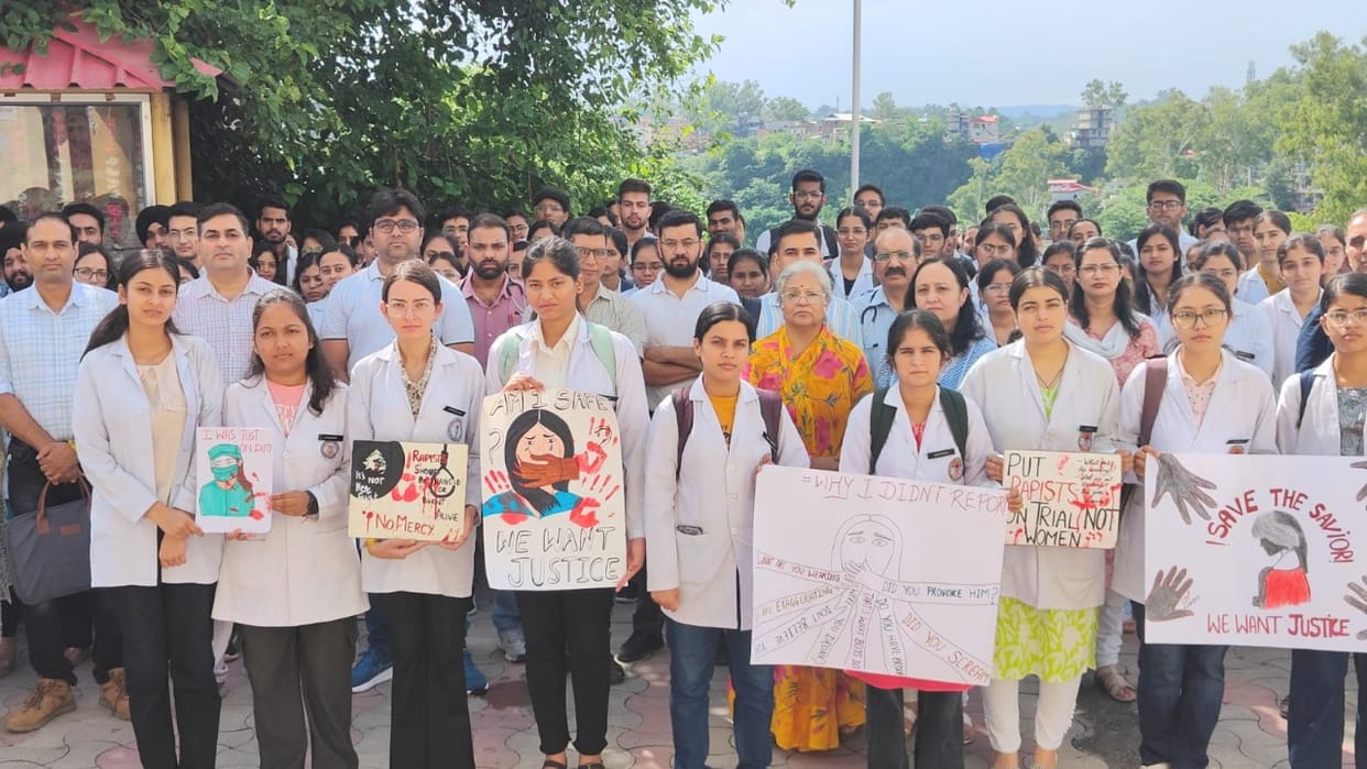 Doctors held a gate meeting in Hamirpur on the Kolkata doctor murder case